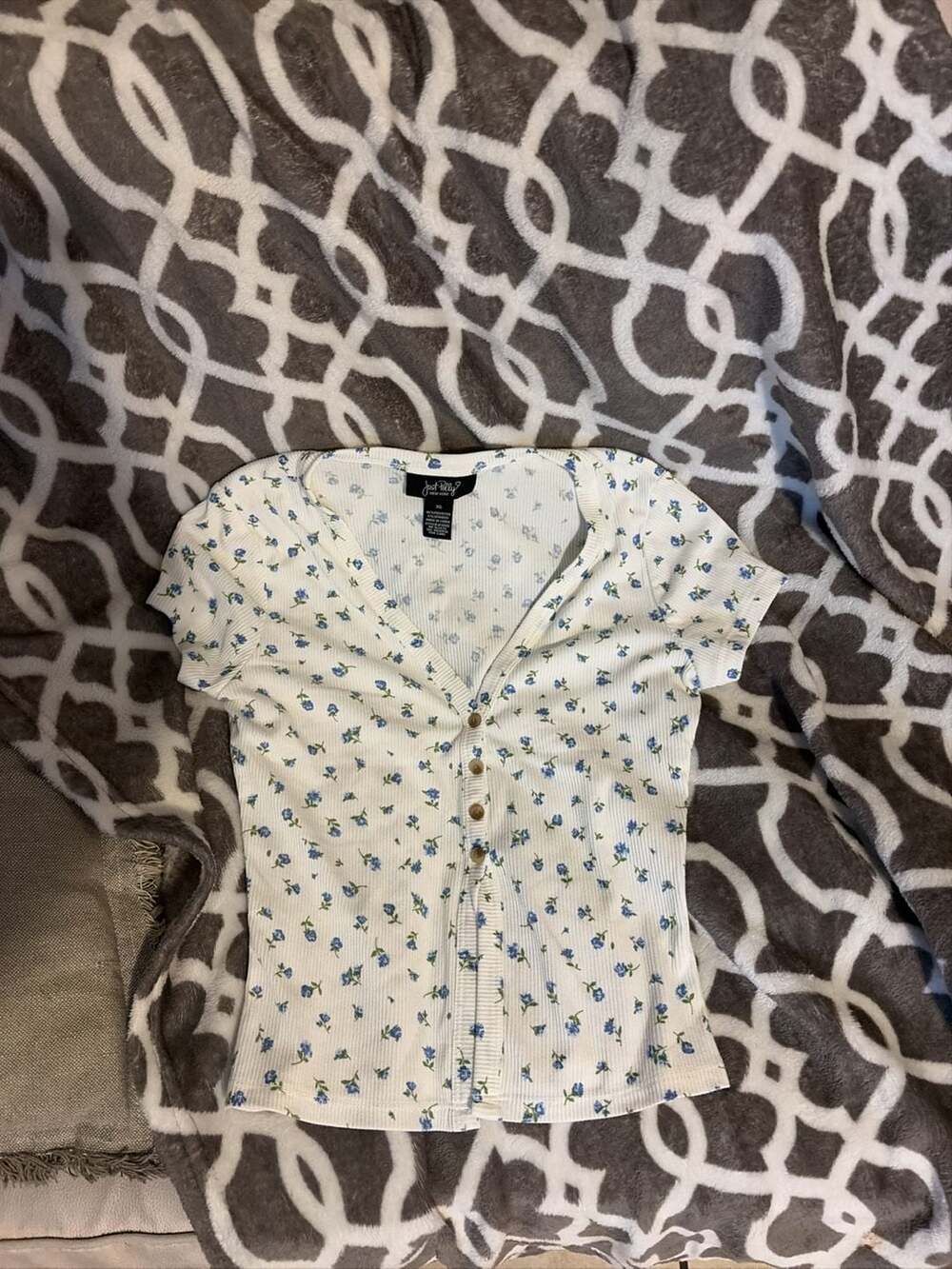 Just Polly New York White and Blue Floral Ribbed Button-Up Baby Tee